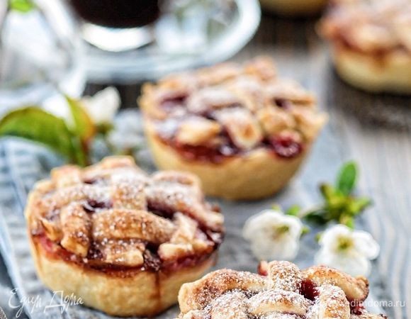 Готовые пирожки охладить, посыпать сахарной пудрой, подавать.