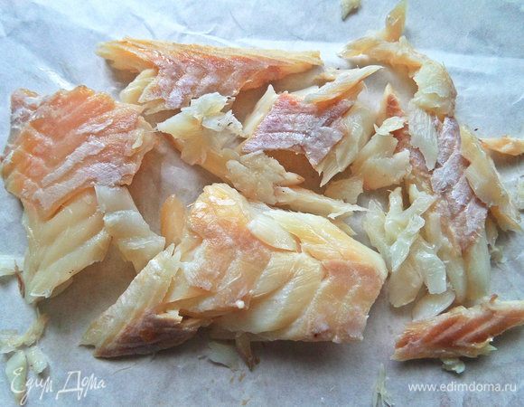 Отделить рыбное филе и распотрошить на кусочки.