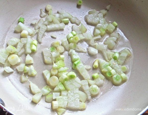 Лук измельчить и высыпать в горячую сковородку с маслом.