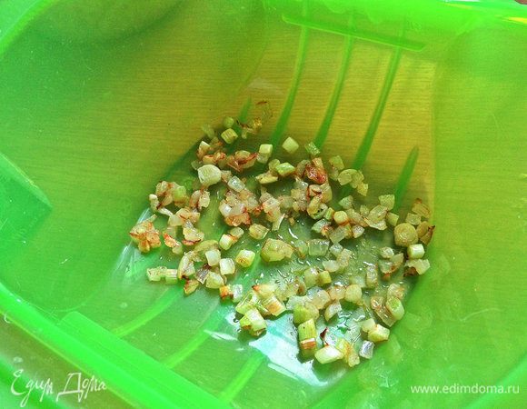 Высыпать лук на дно силиконового конверта для СВЧ.