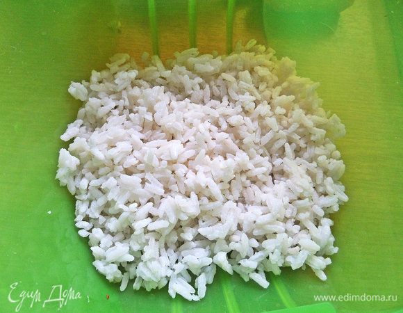 Далее рис, который отварить заранее, или оставшуюся от ужина порцию.