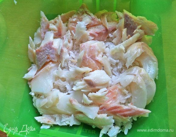 Сверху кусочки рыбки.