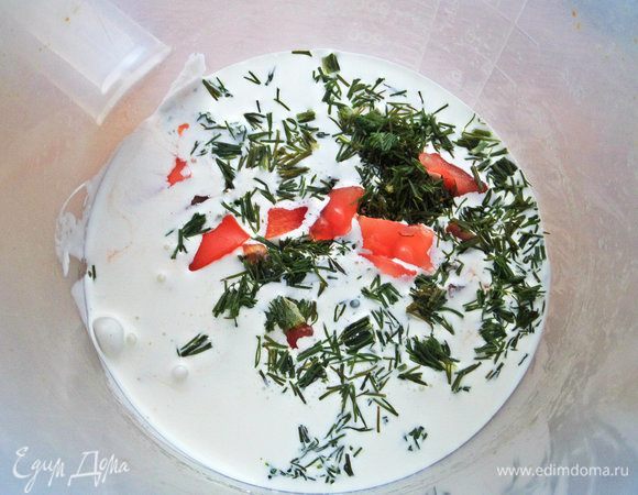 В сливки переложить томат и укроп.