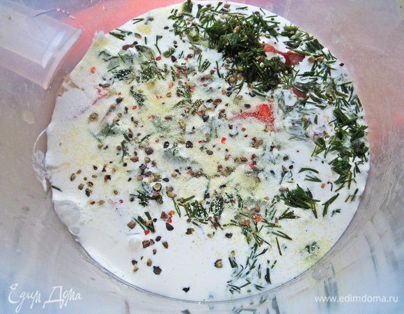 Отделить белки от желтков и вылить в заливку только белки+специи.