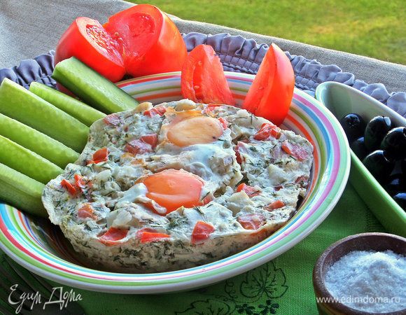 Переносим омлет в тарелку.