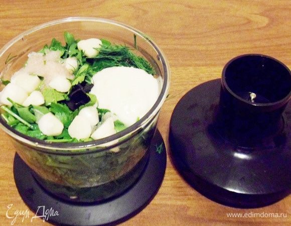 Загрузить в блендер, добавив измельченный хрен, зубчики чеснока, перец чили, уксус и соль. Если зелень суховата, можно добавить несколько ложек воды. Измельчить сразу все ингредиенты.