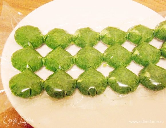 Выложить в пакет (форму) для приготовления льда. Убрать в морозилку.