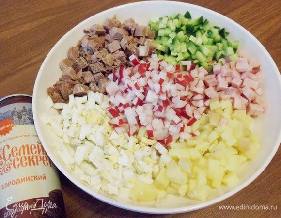 Нарезать отварную говядину, сваренные вкрутую яйца, отварной картофель, ветчину, свежие огурцы и редис кубиками.