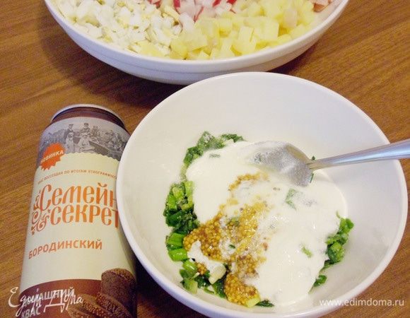 Растереть измельченный зеленый лук с солью. Добавить сметану, соль, сахар и горчицу.