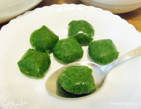 В тарелку к окрошке можно добавить (по вкусу) один, два или три шарика острого пряного льда.