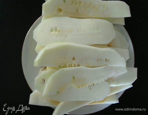 Кабачок нарезать вдоль пластинками. 