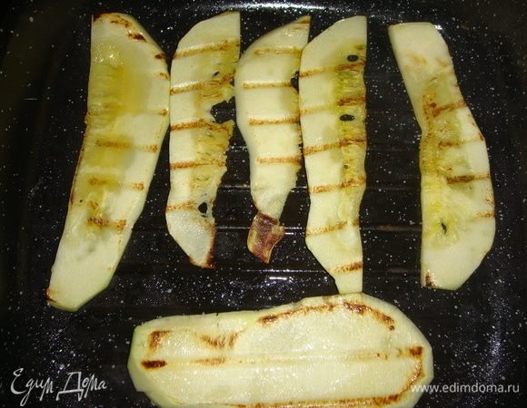 Обжарить кабачки на сковороде гриль, смазанной подсолнечным маслом, с двух сторон, посолить.
