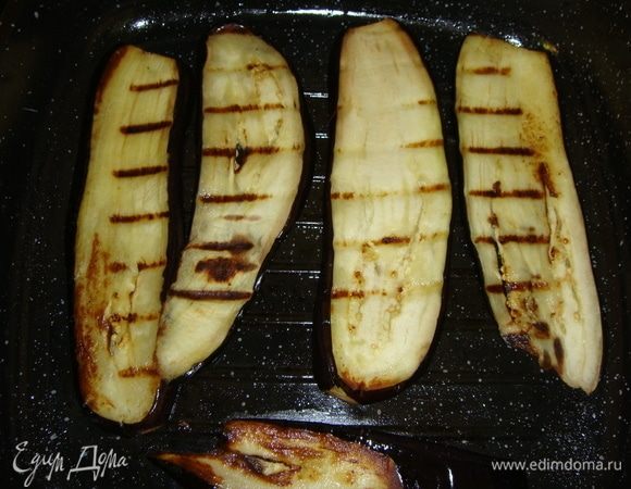 Так же обжарить баклажаны, но не солить.