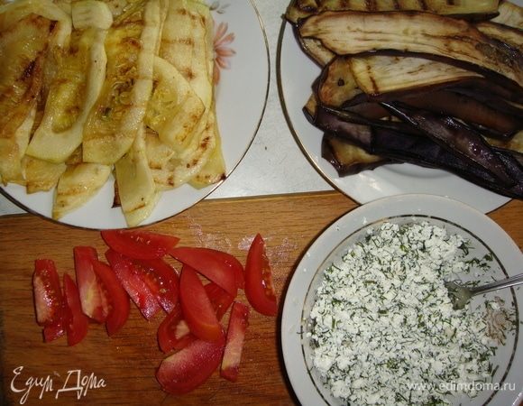 В творог добавить мелко нарезанный укроп и чеснок. Солим и перчим по вкусу. Помидор нарезаем брусочками.