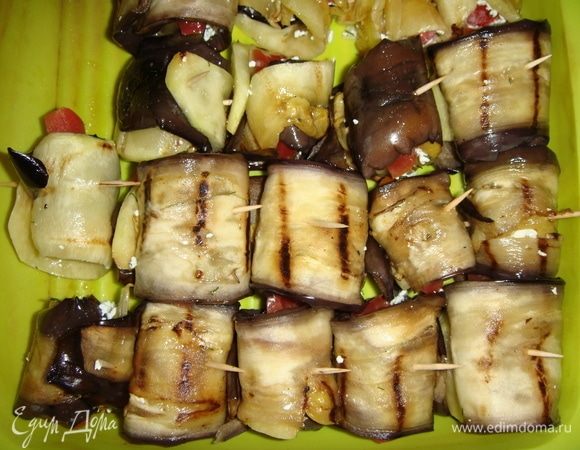 Выкладываем рулетики в форму для запекания.