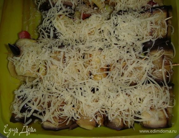 Сверху посыпаем натертым сыром и отправляем в разогретую до 200°С духовку на 15 минут.