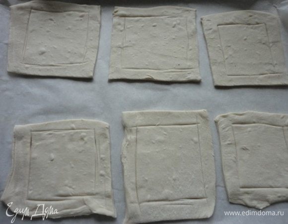 Один пласт теста разрезаем на 6 маленьких пирогов. Ножом не прорезаем а вдавливаем тесто, чтобы при выпечке образовались бортики и сок от ягод не вытек. А  второй пласт так же подготавливаем для одного большого пирога.