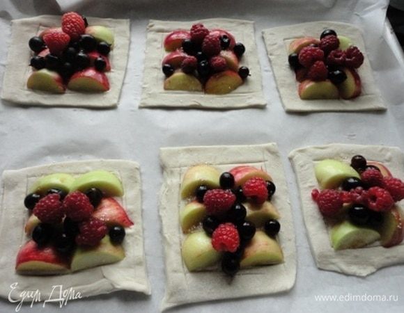 Выкладываем ягоды и фрукты, которые есть на вашем дачном участке и которые вам больше нравятся.