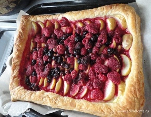 Я выпекала при температуре 200°С минут 20 большой пирог. Видите, как бортики сами поднялись, и весь сок остался в пироге.