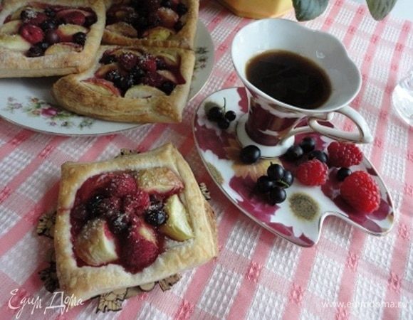 Маленькие пироги выпекайте минут 15. Все зависит от вашей духовки. Вы ее лучше знаете.