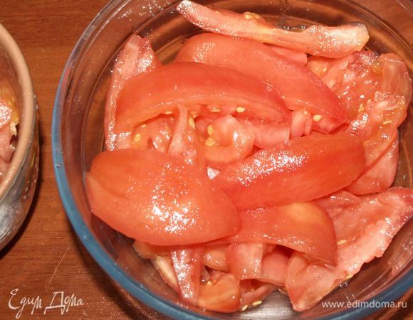 Бланшированные помидоры нарезать на лепестки, удалить мякоть с семенами.