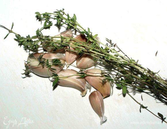 Зубчики чеснока просто раздавить, чистить не надо.