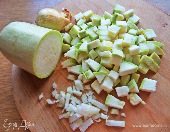 Кабачок,если молодой, не очищаем от кожицы, нарезать кубиками, лук тоже.