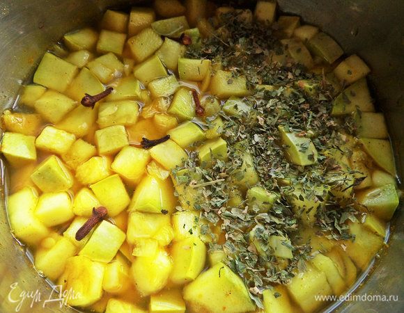 Я еще тут кинула гвоздику 5 штучек и ложку петрушки.