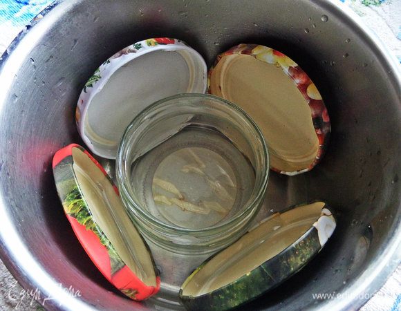 Прокипятить крышки, банки промыть, ошпарить.