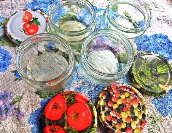 Перенести на полотенце на стол.