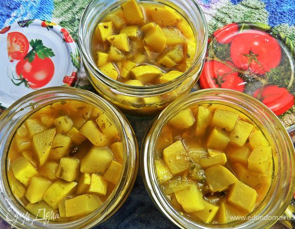 Разложить горячий состав по банкам. Закрутить горячими крышками.