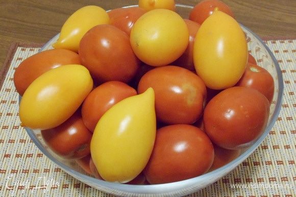Для приготовления вяленых помидоров подойдут некрупные спелые твердые томаты овальной формы. Их мякоть обязательно должна быть суховатой, мясистой. Водянистые и сочные помидоры не подойдут. Помидоры промыть, обсушить салфеткой.