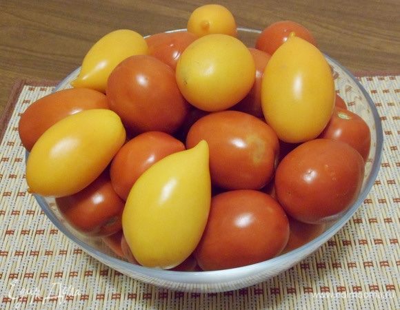 Для приготовления вяленых помидоров подойдут некрупные спелые твердые томаты овальной формы. Их мякоть обязательно должна быть суховатой, мясистой. Водянистые и сочные помидоры не подойдут. Помидоры промыть, обсушить салфеткой.