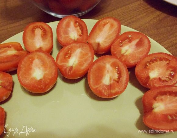 Помидоры разрезать вдоль пополам. Вырезать плодоножку. Я не удаляю сердцевину, потому что наши волжские помидоры не такие толстостенные, как южные итальянские, и, удалив семена с мякотью, остается одна шкурка. Вялиться мои помидоры будут немного дольше, но как говорится: «Есть, что поесть!».
