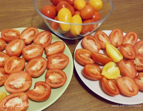 Уложить помидоры разрезом вверх, посолить и оставить на полчаса.