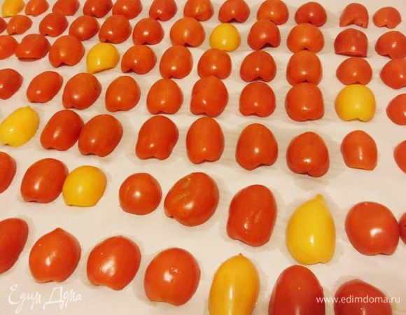 Затем перевернуть помидоры вниз «дном» на бумажные полотенца, для того чтобы убрать весь выделившийся сок. Оставить так на два часа.