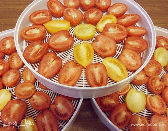 Затем свободно раскладываем помидоры в поддоны сушилки.