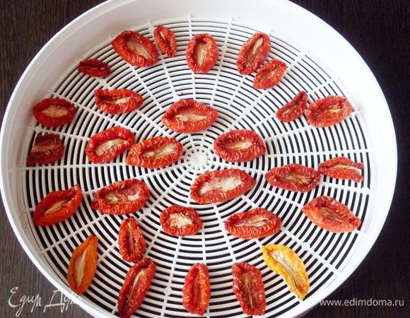 Через 12 часов непрерывной работы сушилки вяленые помидоры готовы. При нажатии на них влага не выделяется, и помидоры не ломаются.