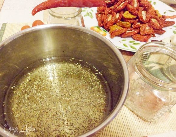 Пока помидоры сушатся, есть время приготовить масляную заправку. Нагреть рафинированное растительное масло до горячего состояния (не кипятить!), добавить 2 щепотки розмарина и не полную чайную ложку тимьяна. Перемешать и дать остыть под крышкой до комнатной температуры. Можно добавлять свои любимые пряности, итальянские или прованские смеси трав. Мне больше нравится классика — тимьян и розмарин, но это дело вкуса.