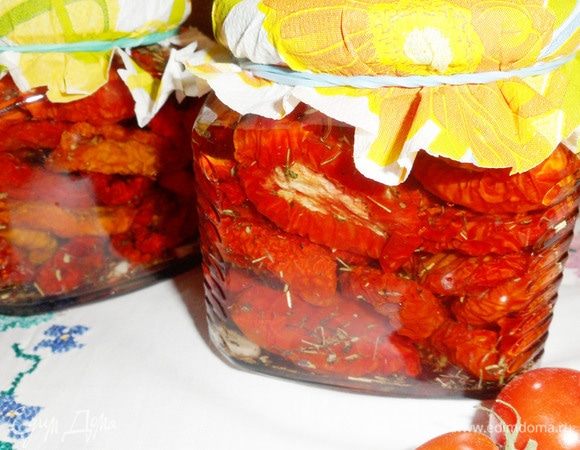 Хранить банки с вялеными помидорами нужно в холодильнике. Вот и все.