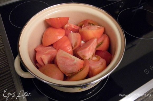 Спелые томаты нарезать дольками и распарить в кастрюле под крышкой.