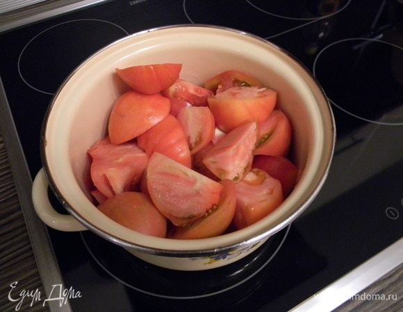 Спелые томаты нарезать дольками и распарить в кастрюле под крышкой.