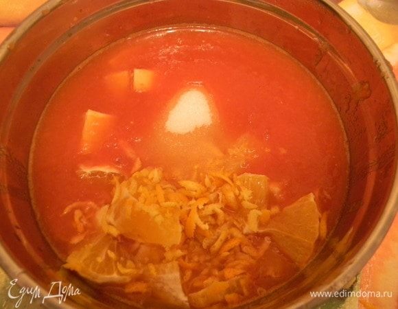В томатную массу положить порезанные кусочки фруктов, сахар, добавить пряности.
