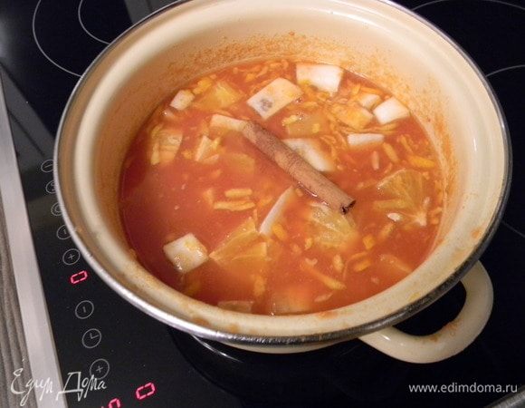 Увариваем на медленном огне 45 минут. В конце варки пряности достать.