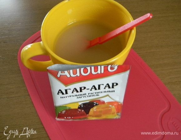 Развести агар-агар в 0,5 стакана воды. В окончании варки ввести в томатно-фруктовую массу медленной струйкой, довести до кипения и прокипятить на медленном огне в течение двух  минут.