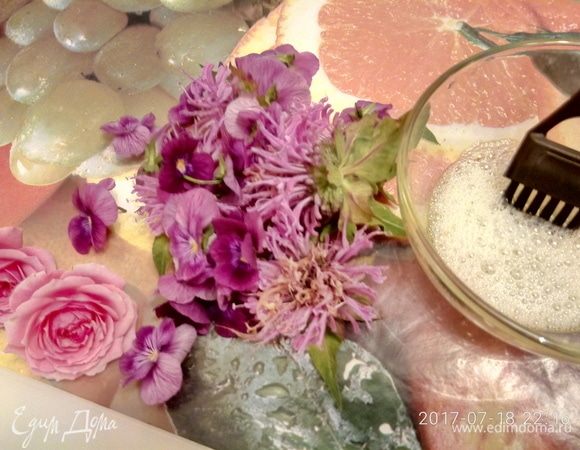 Лепестки роз, виолы, монарды, веточки мелиссы промыть и просушить. 
Взбить вилкой один яичный белок. Кисточкой нанести взбитый белок по поверхности цветка.