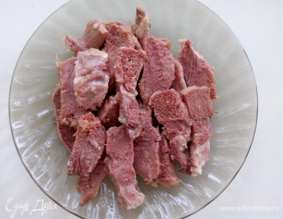 В этом рецепте я использовала консервированный свиной язык, он нежный, не требуется время на его приготовление. Нарезать язык на небольшие ломтики.