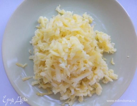 Картофель отварить до готовности, дать остыть. Натереть на крупной терке.