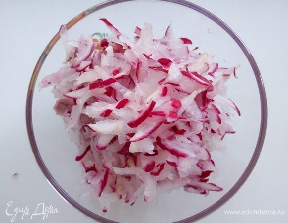 Редис натереть на крупной терке. В сезон можно готовить также с зеленой редькой или дайконом.