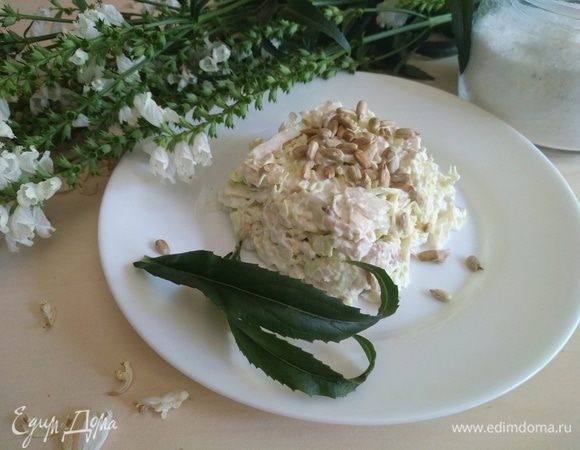 Получается вот такой интересный и быстрый в приготовлении салатик. Мои гости оценили по достоинству, надеюсь, понравится и вам. Приятного аппетита!